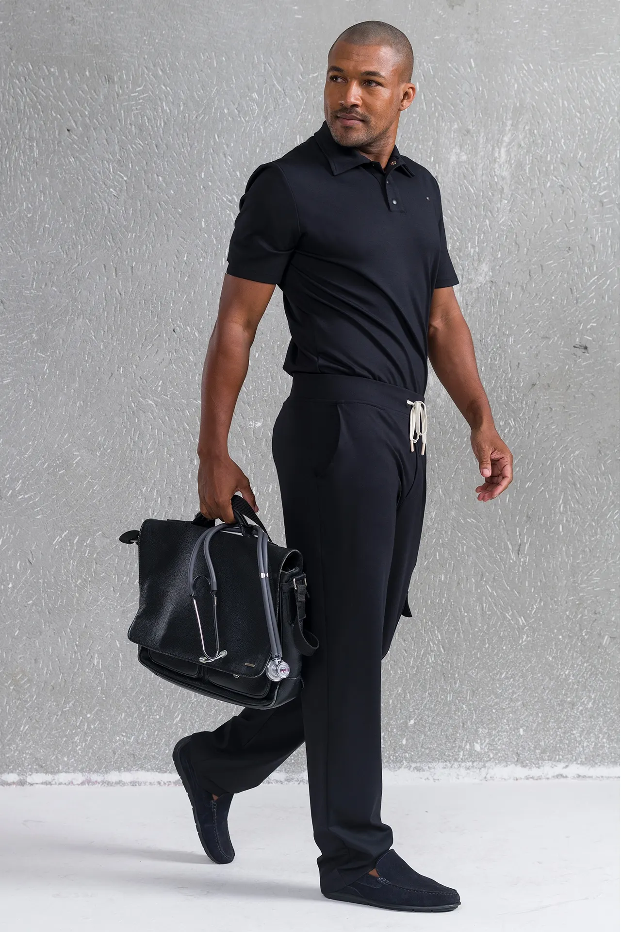 Scrub para hombre polo negro - Imagen 5