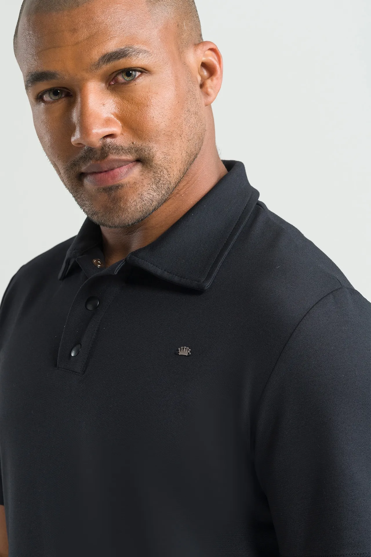 Scrub para hombre polo negro